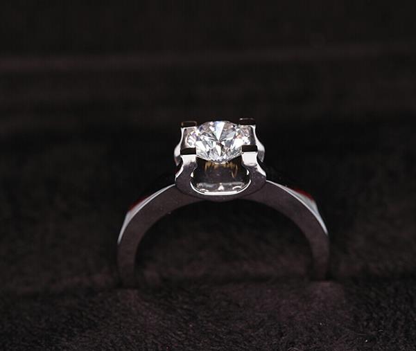 Помолвочное кольцо с 1 бриллиантом 0,15 ct 3/4 белое золото 585°