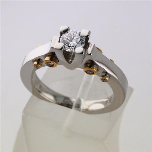 Помолвочное кольцо из двухцветного золота с бриллиантами 0,63 карат