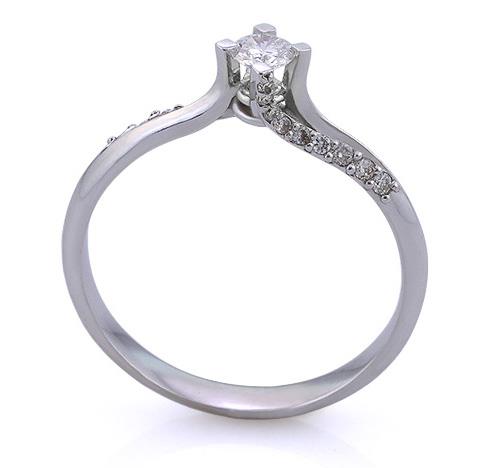 Помолвочное кольцо с 1 бриллиантом 0,07 ct 2/5 и 16 бриллиантами 0,07 ct 3/5 белое золото 750° 