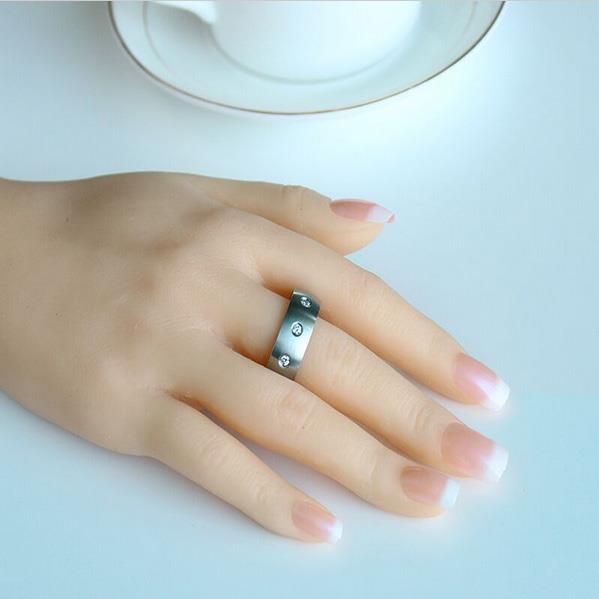 Обручальное кольцо с бриллиантами дизайнерское из белого золота