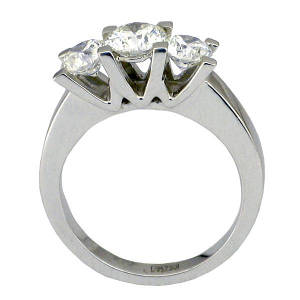 Помолвочное кольцо из белого золота 750 пробы с 1 круглым бриллиантом весом 0,3 карат и 2 бриллиантами 0,36 карат